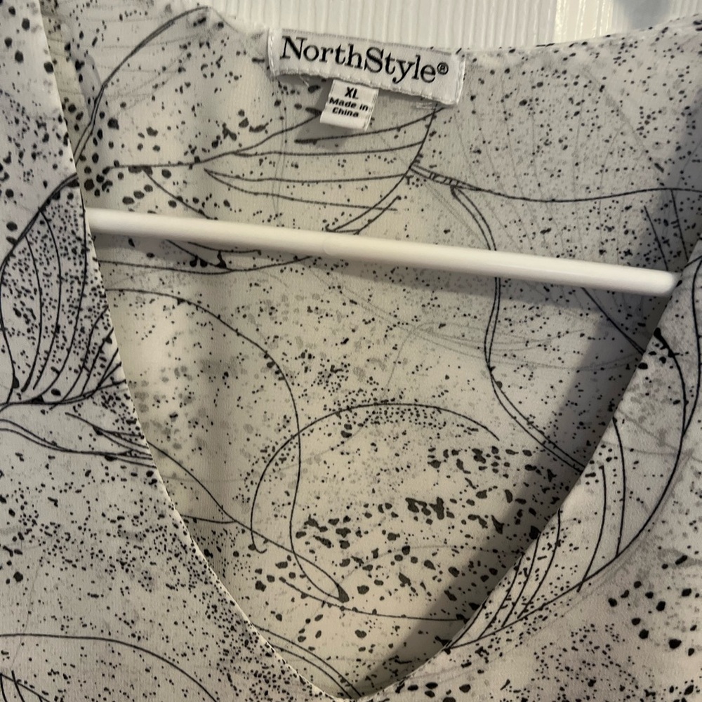 NorthStyle Black and White Blouse with Long Sleeves